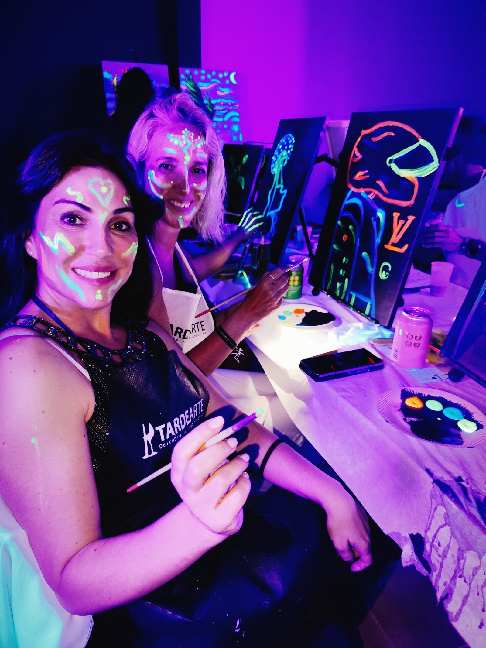 Taller de pintura y vino para grupos en Alicante