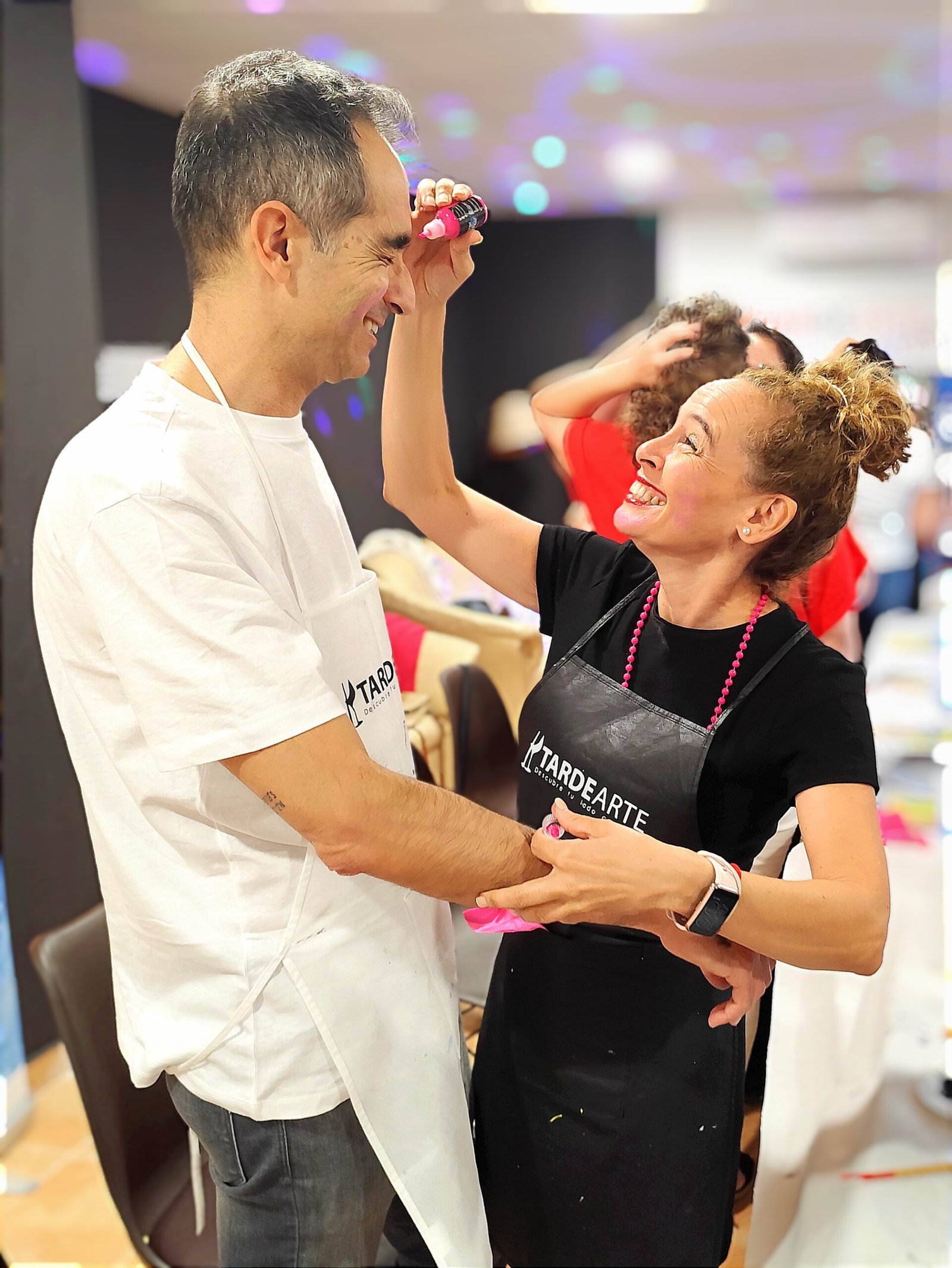 Taller de pintura y vino para grupos en Alicante TardeArte
